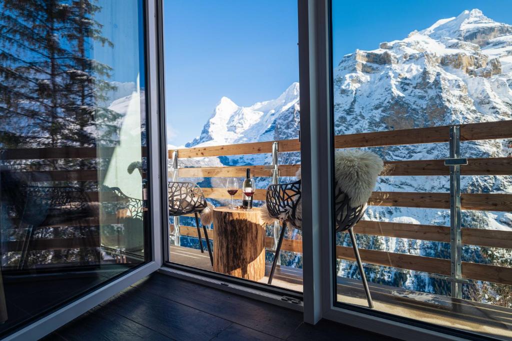 米伦雪绒花高级酒店的窗户享有雪覆盖的山脉美景