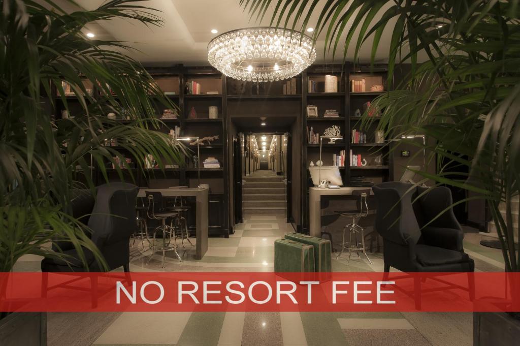 迈阿密海滩Shepley South Beach Hotel的植物间没有度假费标志