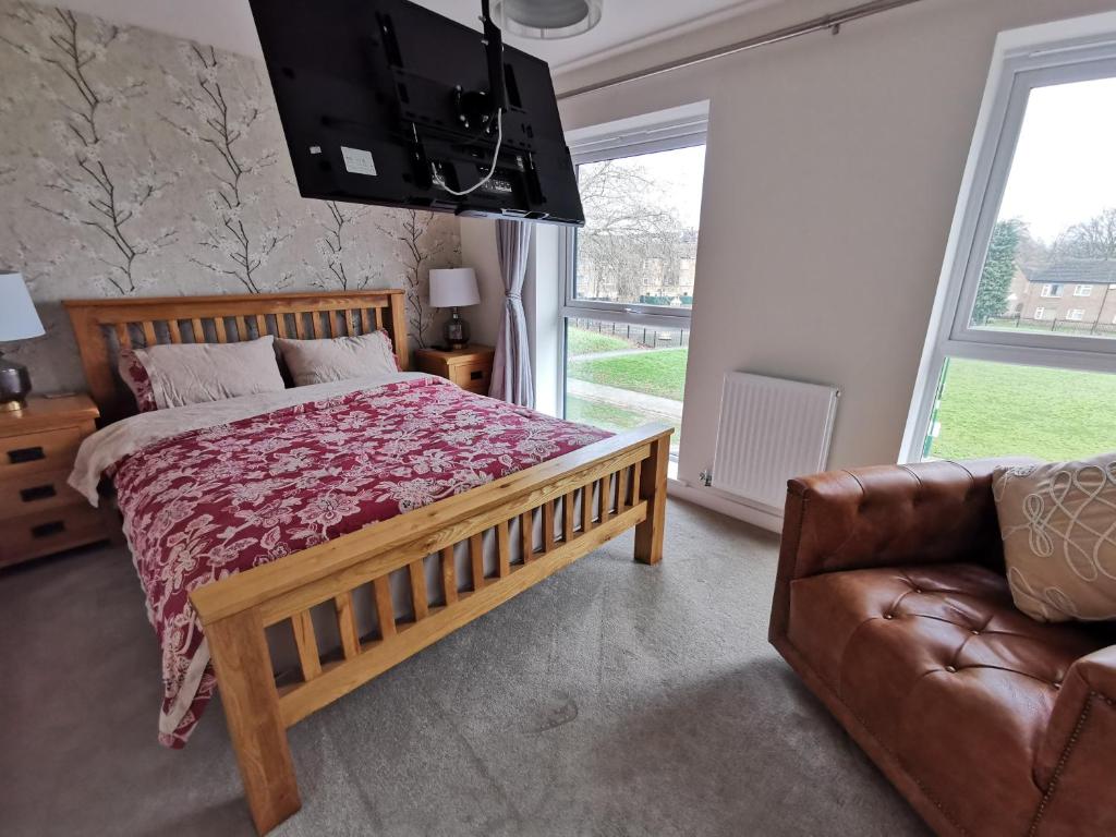 诺丁汉Helena's Place (7 minutes walk to Nottingham Train station)的一间卧室配有一张大床和一张沙发