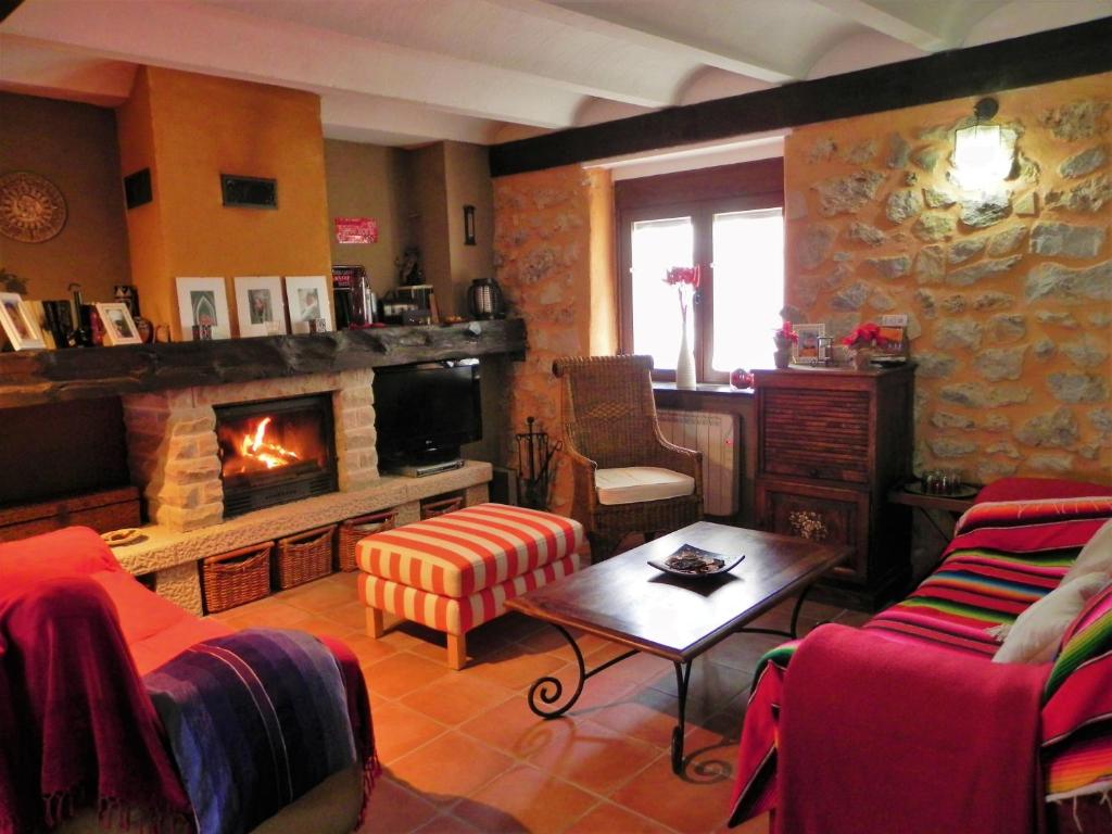 佩拉莱霍斯德拉斯特鲁查斯Casa Rural " LA PARRA"的带沙发和壁炉的客厅