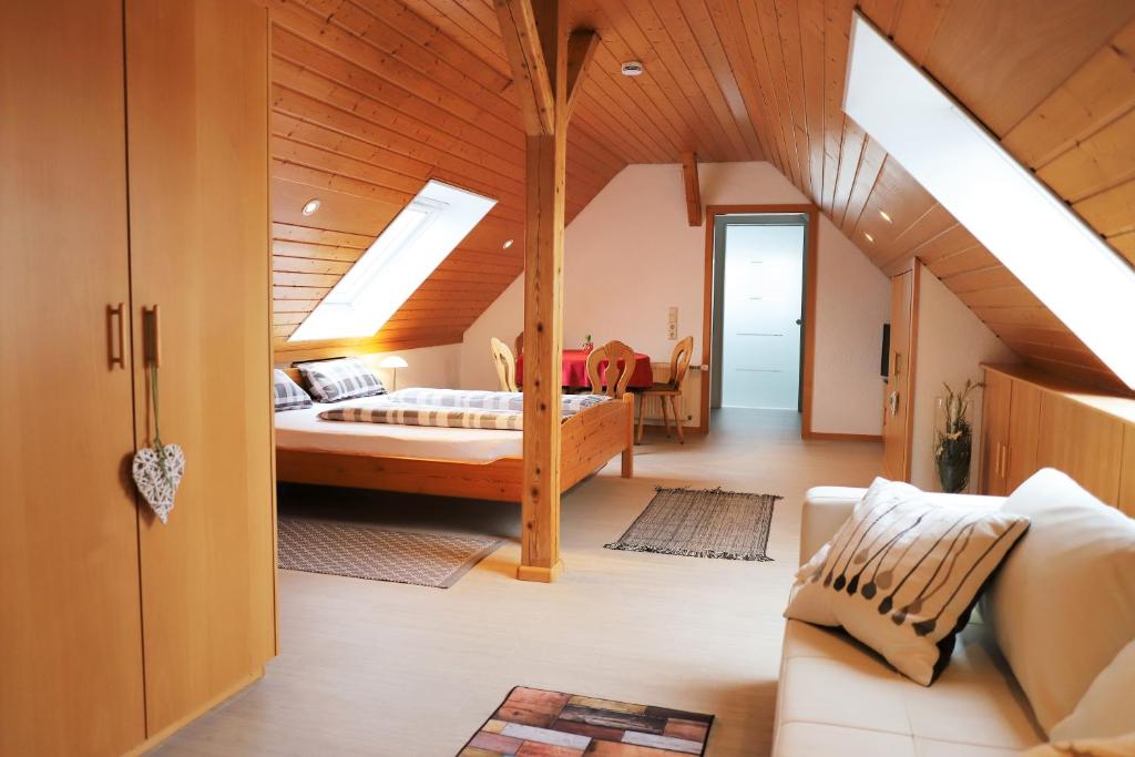 里肯巴赫Gästehaus Willaringen的一间卧室配有一张床和一个沙发