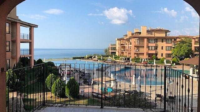 托波拉Kaliakria Infinity Pool Apartment的从度假村的阳台可欣赏到游泳池的景色