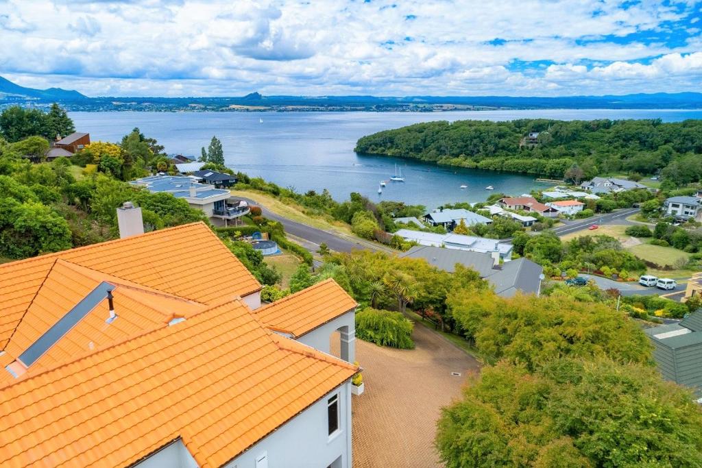 陶波Acacia Waters - Lake Taupo的享有一个拥有橙色屋顶的城镇的空中景致