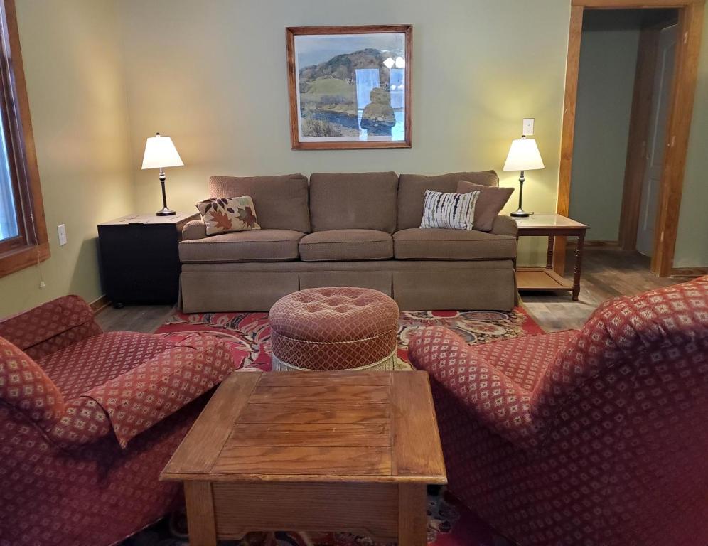 CrumplerThe Cabins at Healing Springs的客厅配有沙发和两把椅子