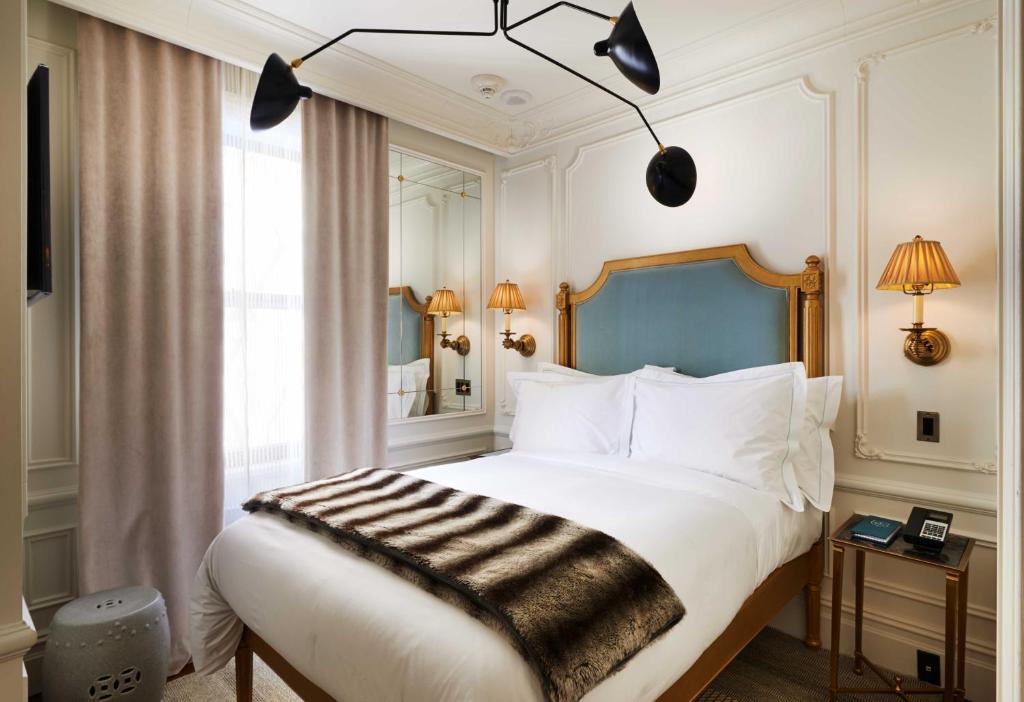 纽约马尔顿酒店 的卧室配有带白色枕头的大床