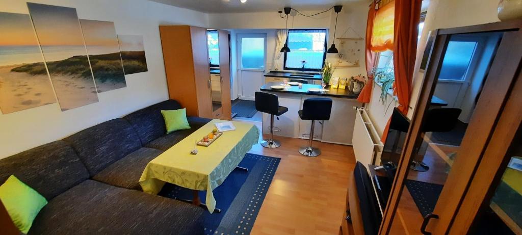 ParchtitzFewo Gademow的客厅配有沙发和桌子