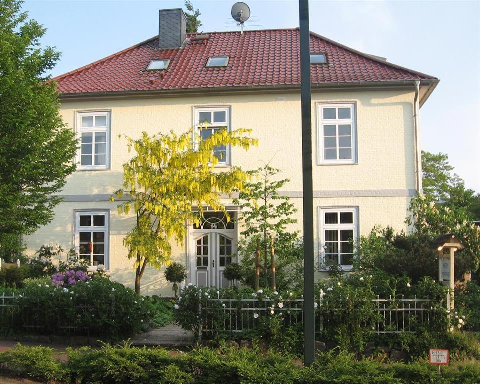 巴特施瓦尔陶Altes Schulhaus的一座大型白色房屋,设有红色屋顶