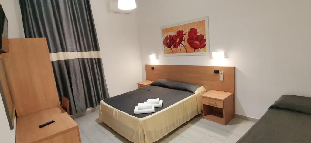 罗马友谊广场酒店的一间带床和沙发的小卧室