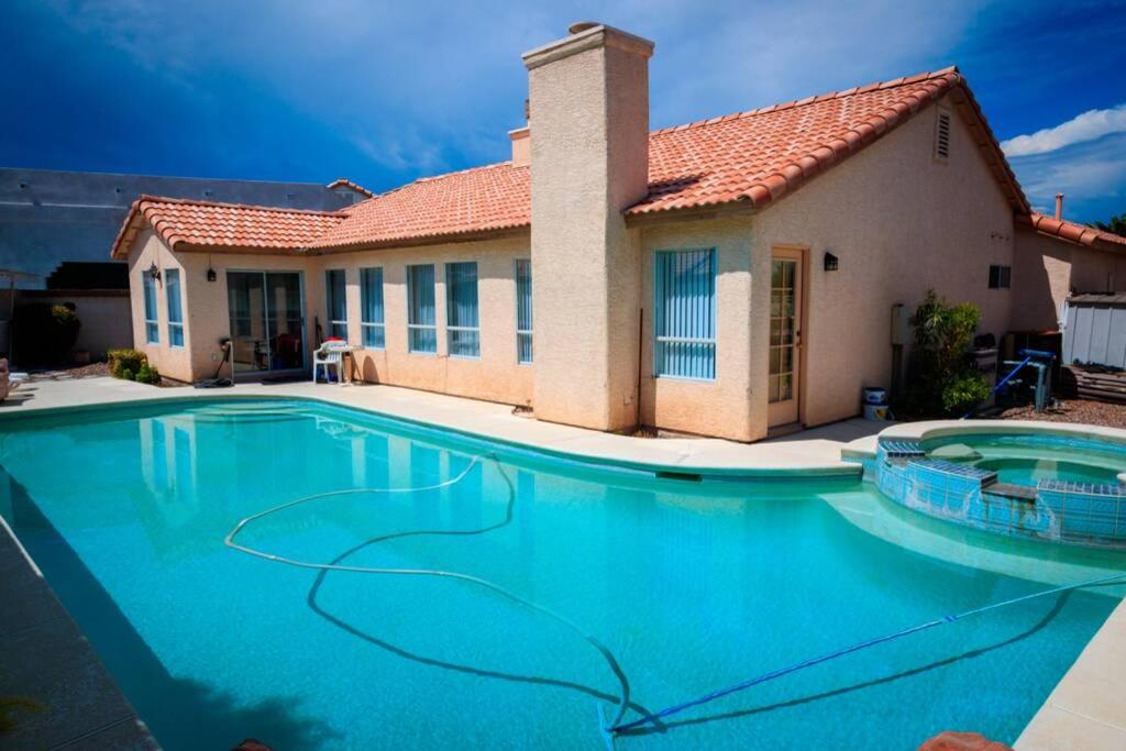 拉斯维加斯Luxury 1900 SQ FT House Huge 46 FT Pool & Hot SPA的房屋前的游泳池