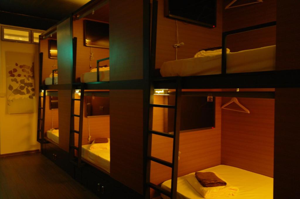新加坡忧美睡香酒店的客房内的一组双层床