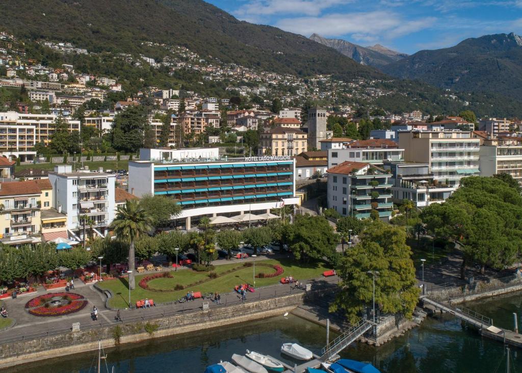洛迦诺Hotel Lago Maggiore - Welcome!的享有河流和建筑的城市美景