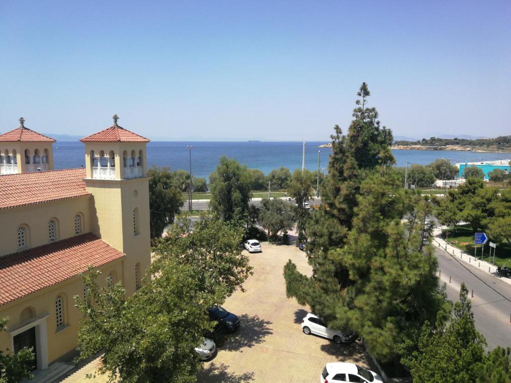 雅典米拉马雷酒店的享有树木和大海的建筑景致