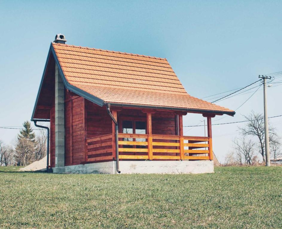 兹拉蒂博尔Brvnara Zečević的一座带橙色屋顶的小建筑