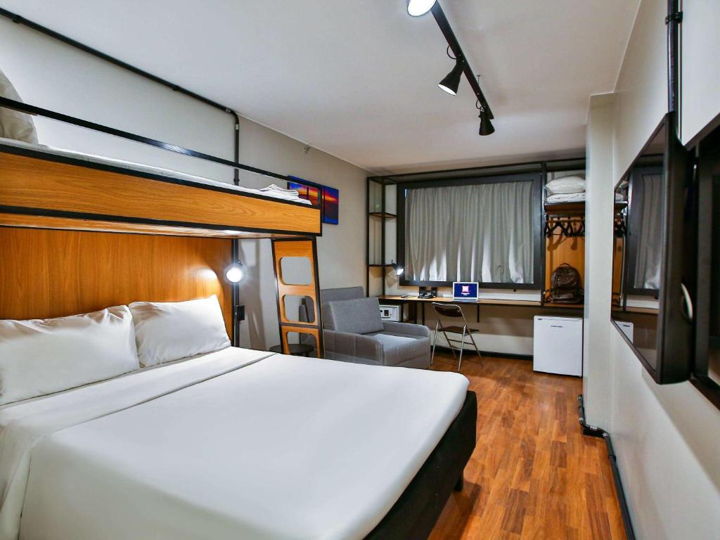 里约热内卢科帕卡巴纳珀斯图2号宜必思酒店的配有一张床和一张书桌的酒店客房