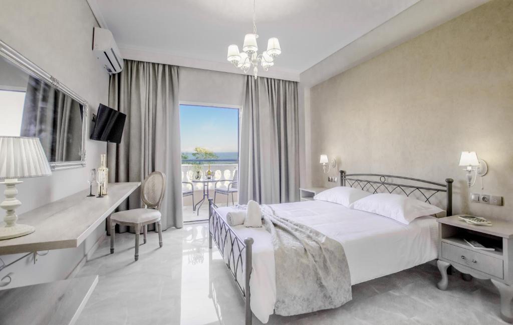 卡沃斯埃罗菲里酒店的一间卧室配有一张床、一张书桌和一个窗户。