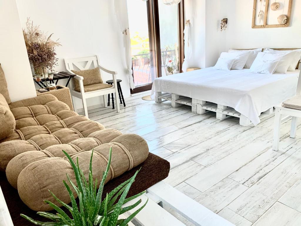 博兹贾阿达岛Vapori Otel的一间卧室配有一张床和一张沙发
