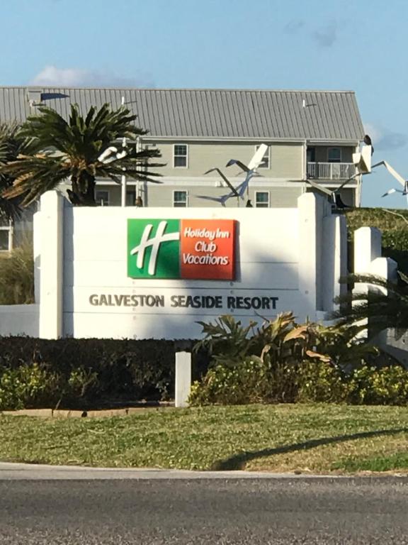 加尔维斯敦Holiday Inn Club Vacation Galveston Seaside Resort的房屋前有标志的建筑物