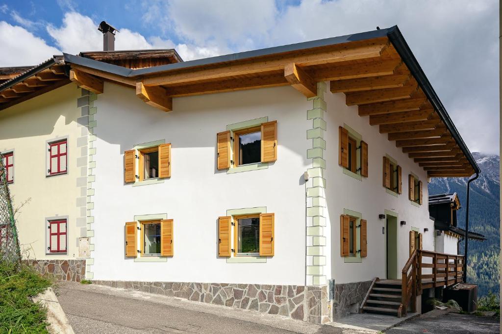 维哥迪法萨La casa!的山上的白色房子,设有木窗