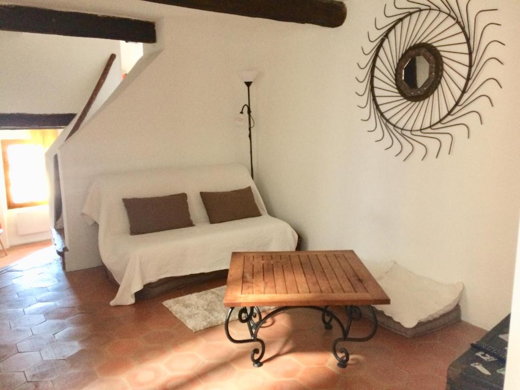 萨路特德沃克吕兹LA MAISON D’ALICE的一间卧室配有一张床、一张桌子和一面镜子
