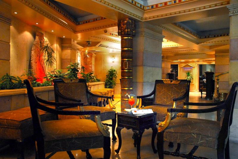 开罗扎耶德酒店的大楼内带桌椅的大堂