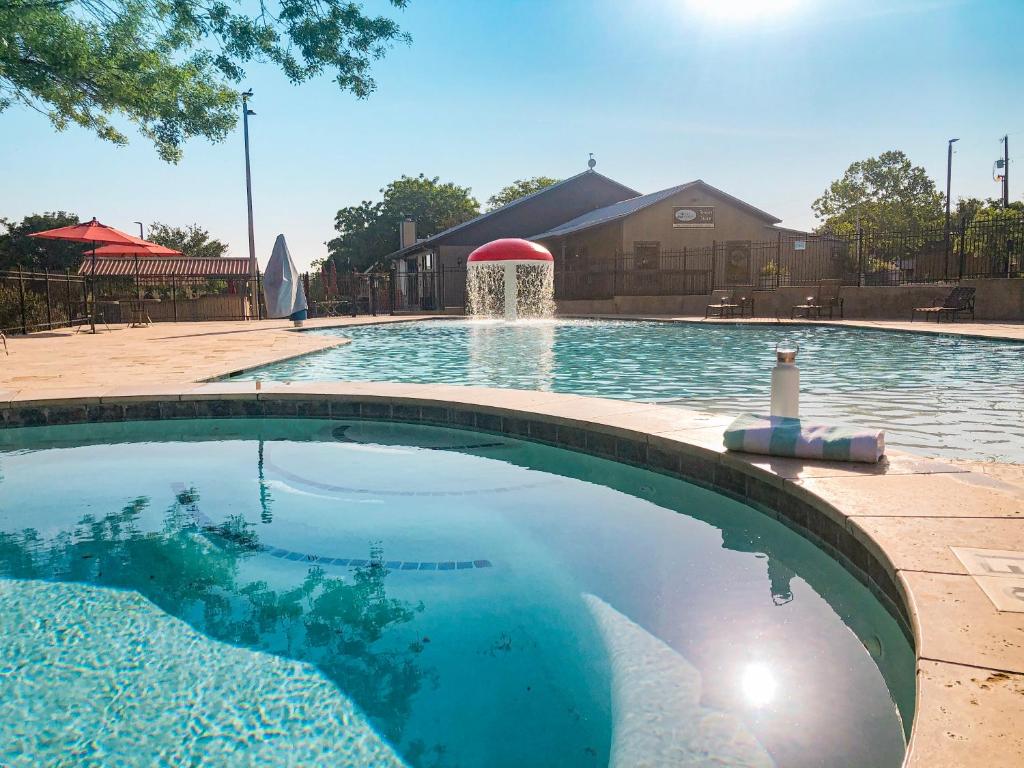 新布朗费尔斯Sun Retreats Texas Hill Country的游泳池中间设有喷泉