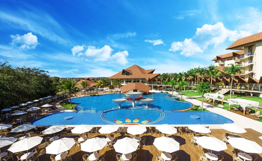 伊瓜苏瑞坎托卡塔拉塔斯温泉度假村及会议酒店的一座带遮阳伞的度假村游泳池的图片