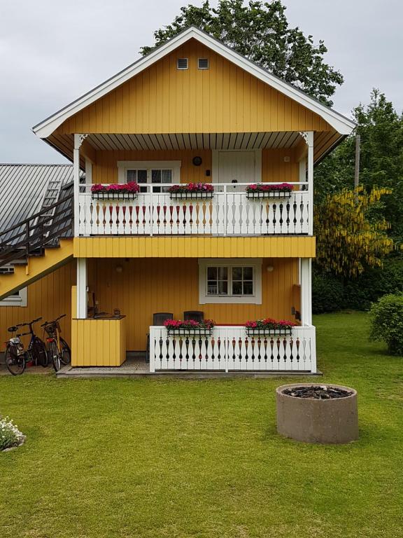 基尔Nostalgirum的黄色的房子,阳台上种有鲜花