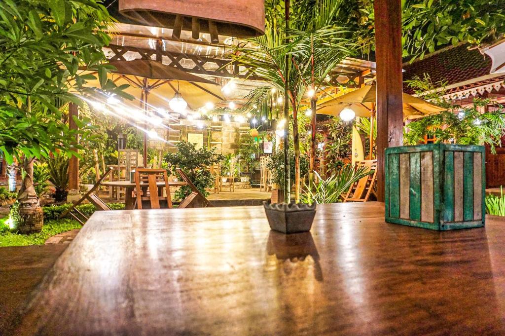 PasanggaranThe Wisma Pulau Merah的餐厅的桌子上放着植物