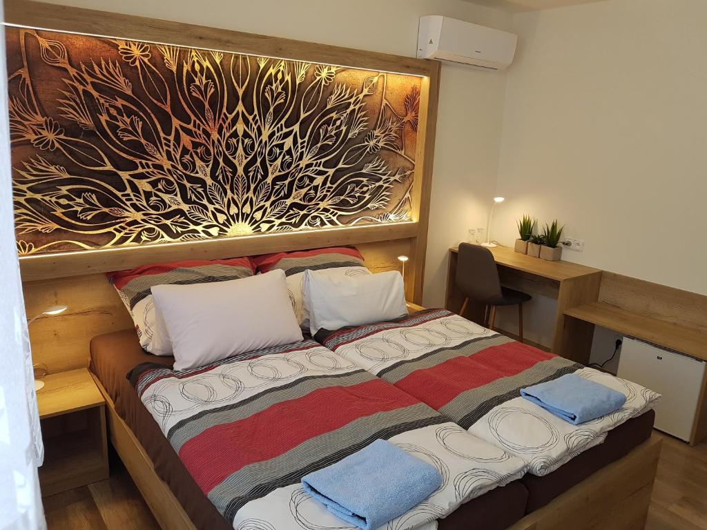 普罗斯捷约夫Hotel Gól Prostějov的一间卧室配有一张壁画床