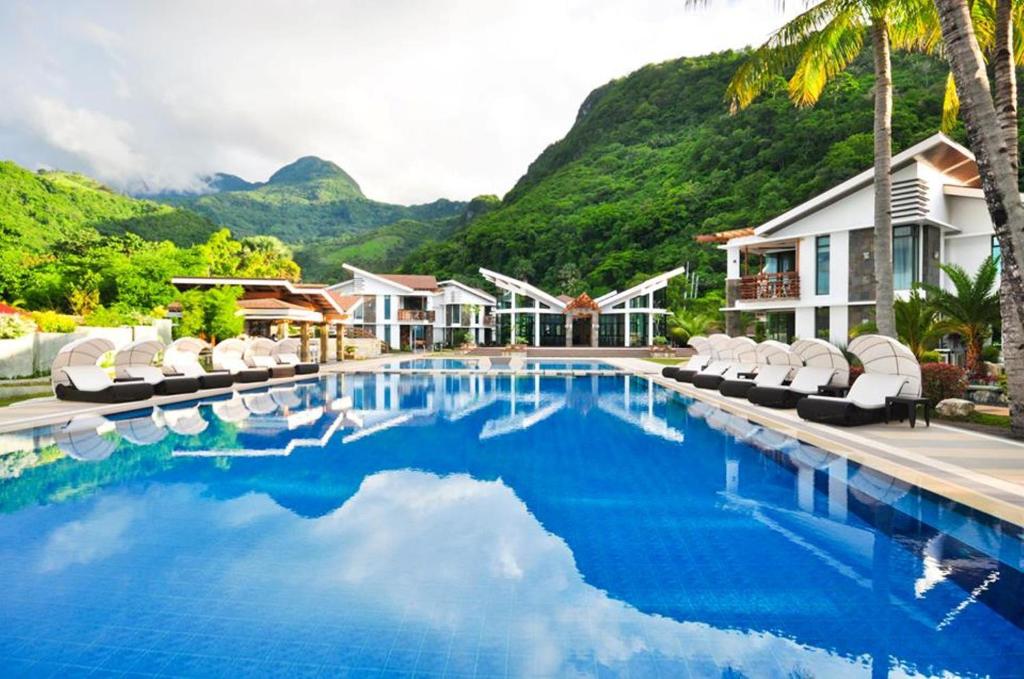 波尔多·格尼拉无限度假村的山地度假村的游泳池