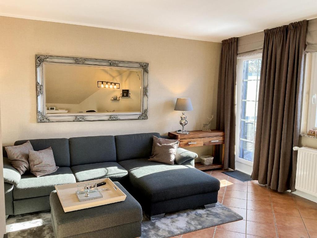 哈嫩克利博克斯维斯Luxus Ferienwohnung schöne Aussicht的带沙发和镜子的客厅