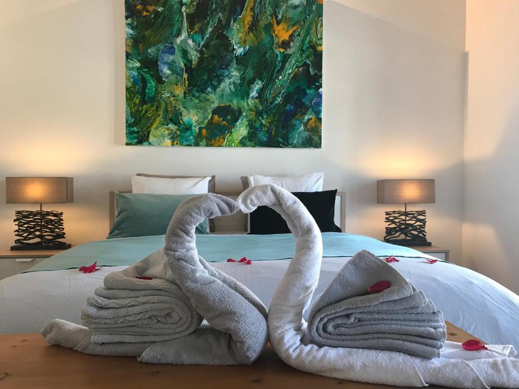 LajouxMaison SANS SOUCI的床上的两条毛巾天鹅