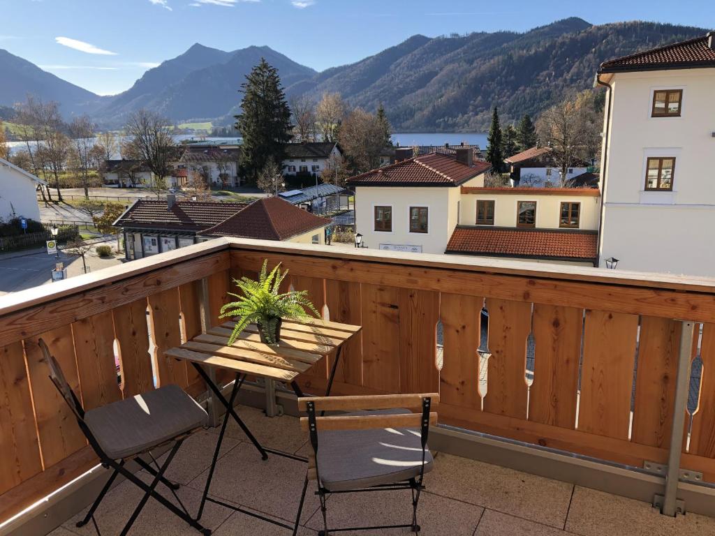 施利尔塞Apartment Berg und See的阳台配有桌椅,享有山景。