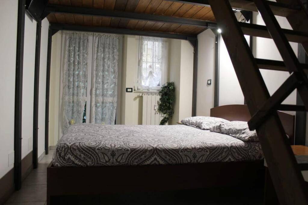 都灵Casa Chanoux的一间卧室设有一张床和一个窗口