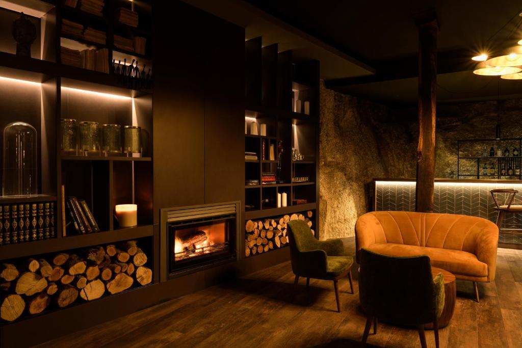 科维良Pena D'Água Boutique Hotel & Villas的客厅设有壁炉和椅子