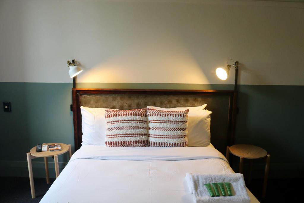 悉尼Darlo Bar Darlinghurst的卧室配有一张带两个枕头的大白色床