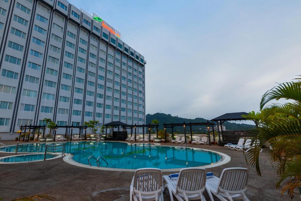瓜埠湾景国际度假酒店的大楼前设有游泳池的酒店