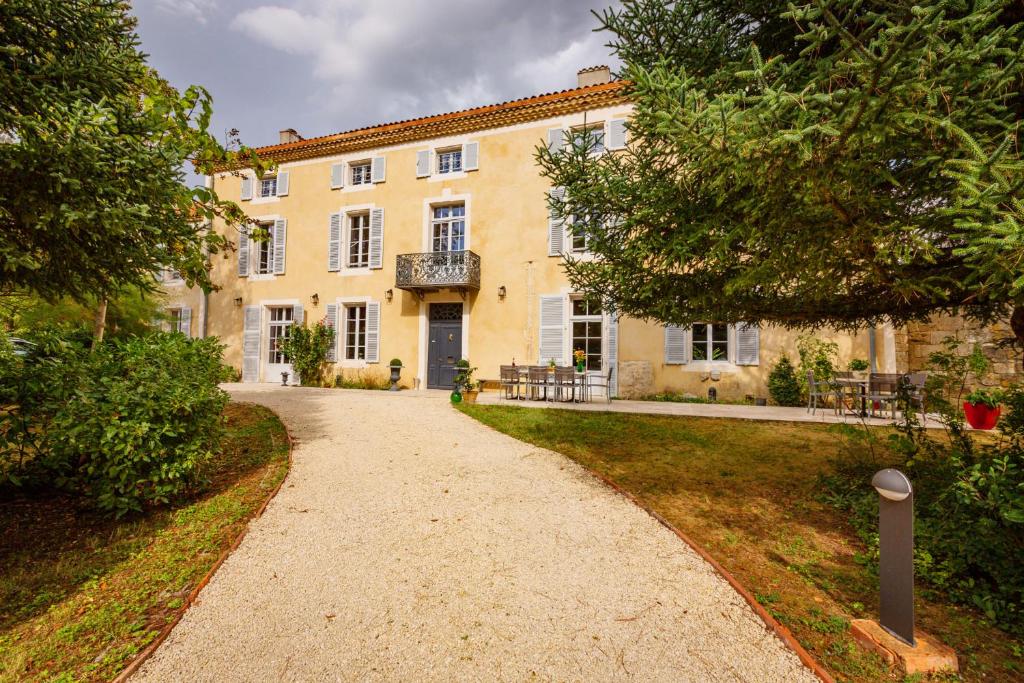 Lagraulet-du-GersLe Castel Pierre - Maison privée 4 étoiles - 18 personnes的一条通向一座大型黄色建筑的道路