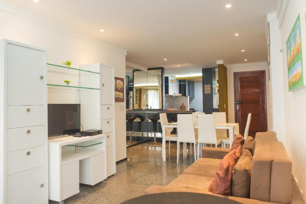 纳塔尔Flat Natal - Localização TOP e WIFI的带沙发的客厅和用餐室