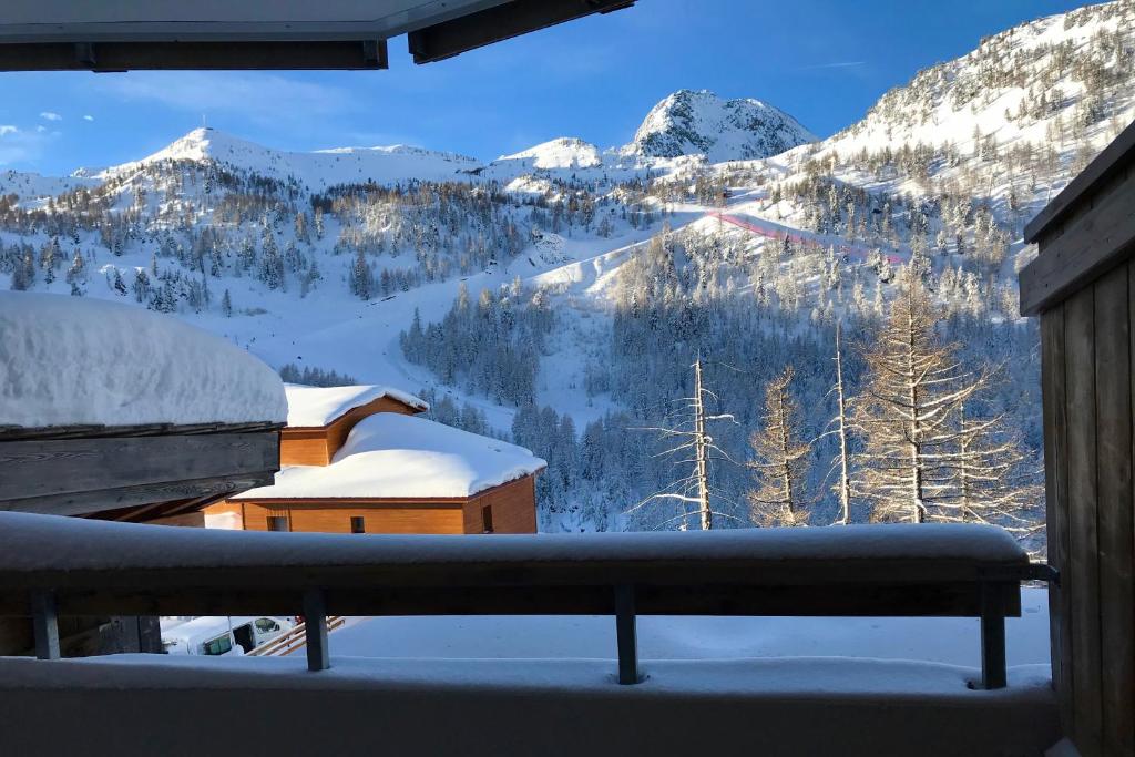 伊索拉2000Beau deux pièces Isola 2000的窗户享有雪覆盖的山景。