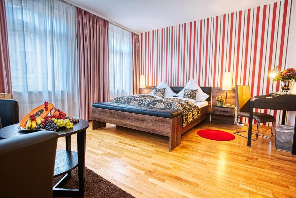 巴登-巴登雷特尼独立套房酒店 的卧室配有一张床和一张桌子