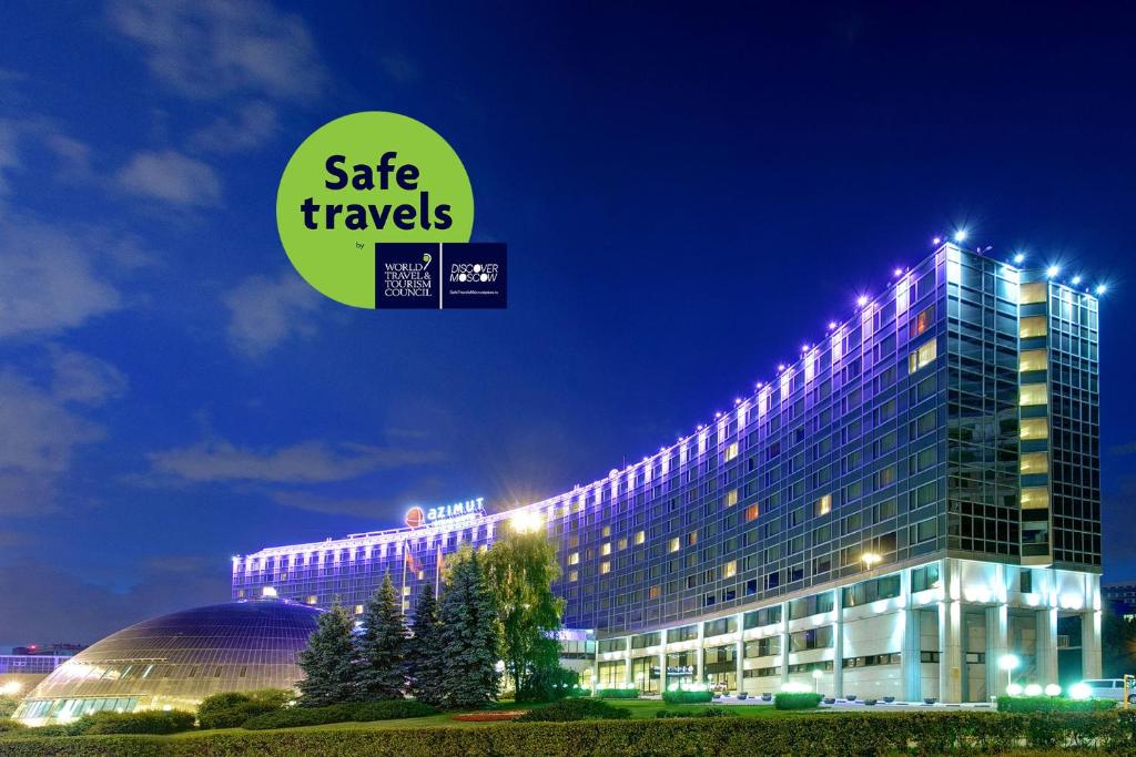 莫斯科莫斯科奥林匹克阿兹姆酒店的一座大建筑,上面有安全旅行的标志