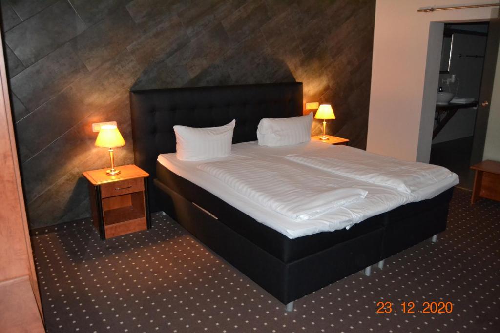 美因河畔法兰克福蔡尔酒店的一间卧室配有一张带2个床头柜的大床