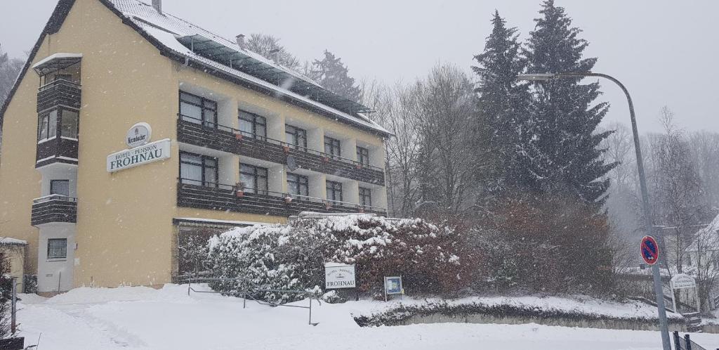 巴特萨克萨富罗瑙全景酒店的前面的地面上积雪的建筑