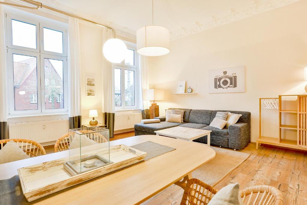 施特拉尔松德Apartmenthaus Tribseer Damm 6的客厅配有桌子和沙发