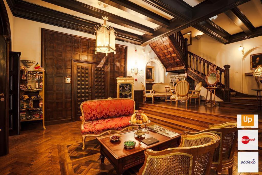 布加勒斯特斯卡拉精品酒店的客厅配有沙发和桌子