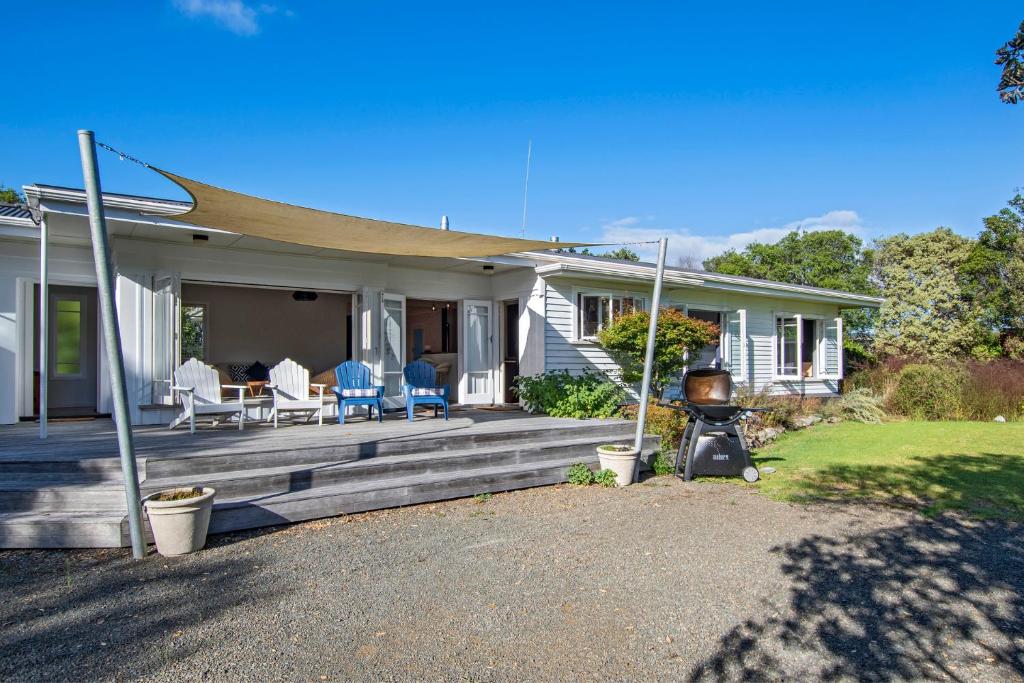 Waipu CoveSomerton - Waipu Holiday Home的房屋设有躺椅和烧烤设施