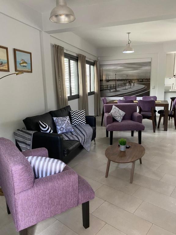 波萨达斯Bajada Vieja Departamentos的客厅配有紫色沙发和桌子