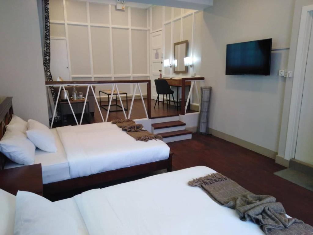 碧瑶R Bed and Breakfast的酒店客房设有两张床和电视。