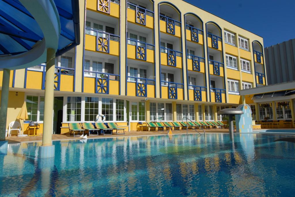 豪伊杜索博斯洛鲁多夫酒店的大楼前设有游泳池的酒店